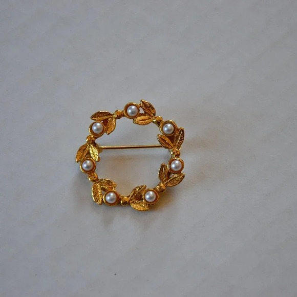 Vtg  goldtone brooch - Picture 1 of 4